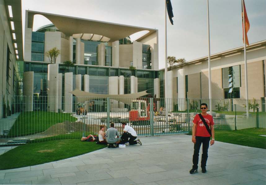 Sven vor dem Bundeskanzleramt.JPG